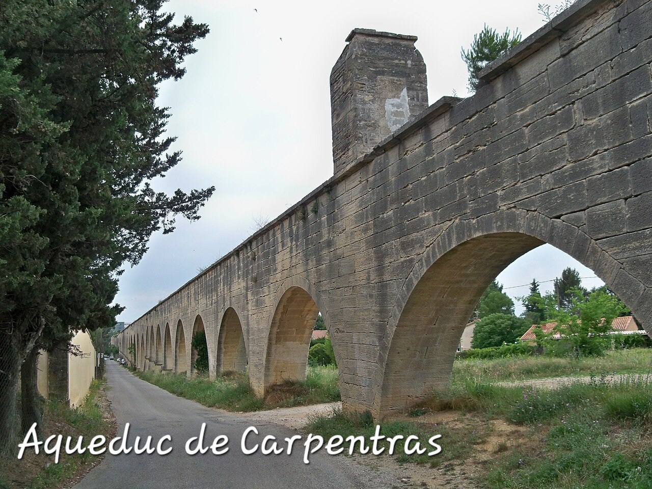 Aqueduc_du_Canal_de_Carpentras_2.jpg